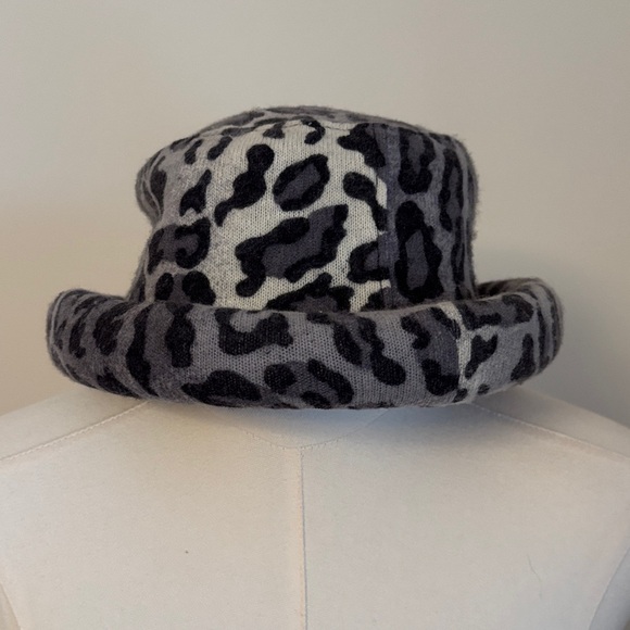 Amanda Smith Accessories - Amanda Smith Gray and Black Leopard Print Hat